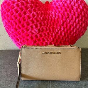 MICHAEL KORS JET SET DOUBLE ZIP WALLET PHONE CASE WRISTLET TAN